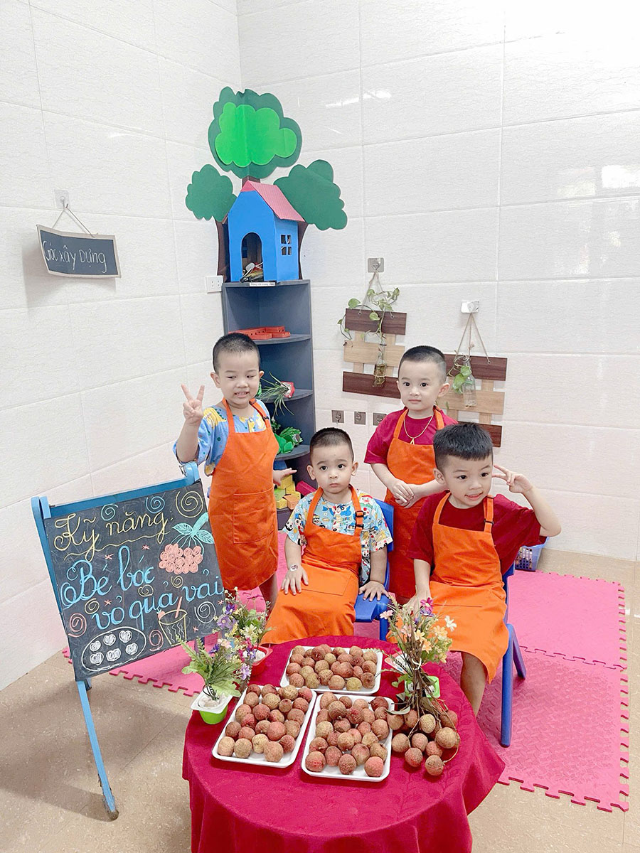 Bóc quả vải cùng các bạn nhỏ lớp 3B