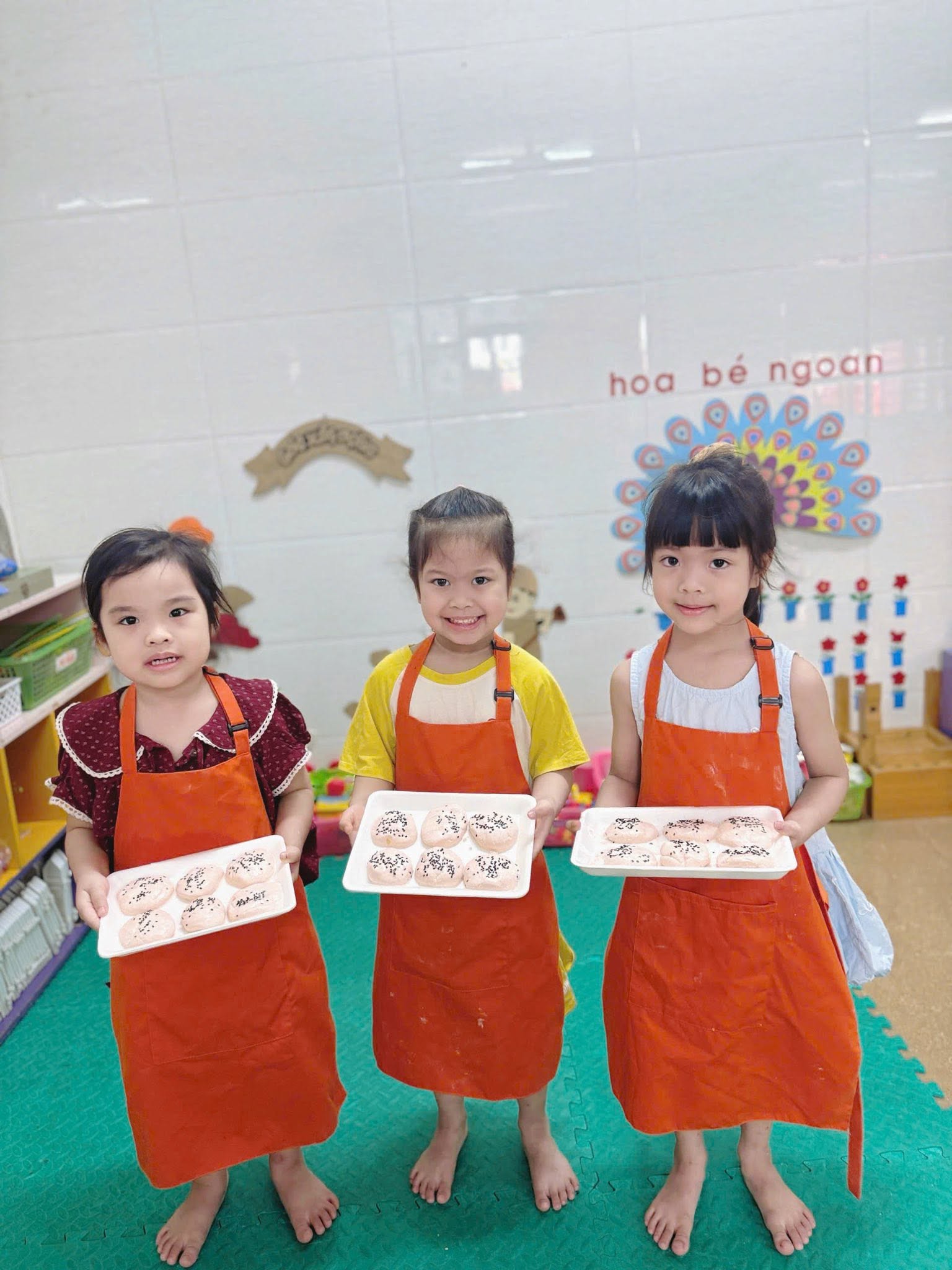 TRẢI NGHIỆM L&Agrave;M B&Aacute;NH R&Aacute;N CỦA C&Aacute;C BẠN LỚP 4A 