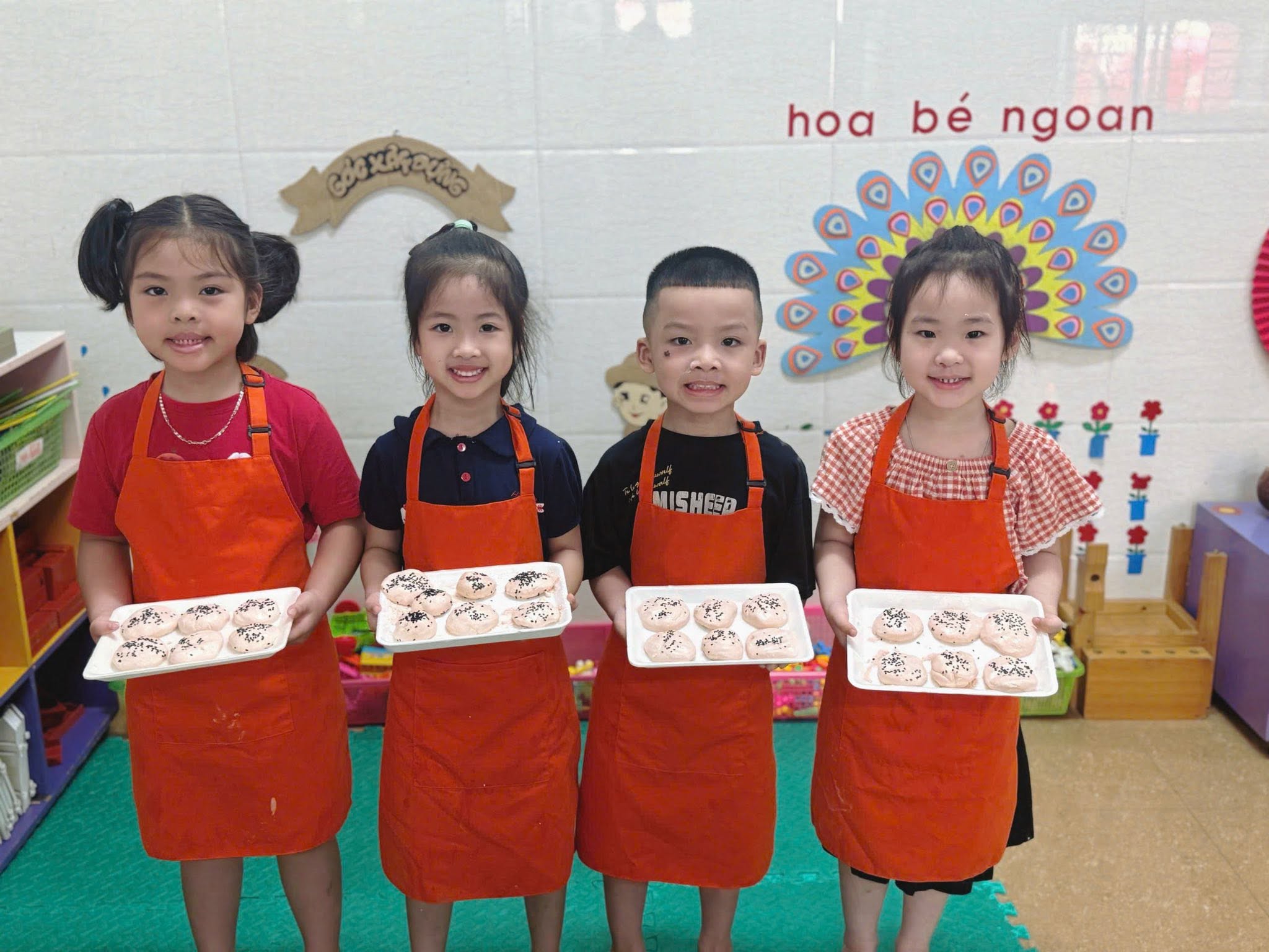 TRẢI NGHIỆM L&Agrave;M B&Aacute;NH R&Aacute;N CỦA C&Aacute;C BẠN LỚP 4A 