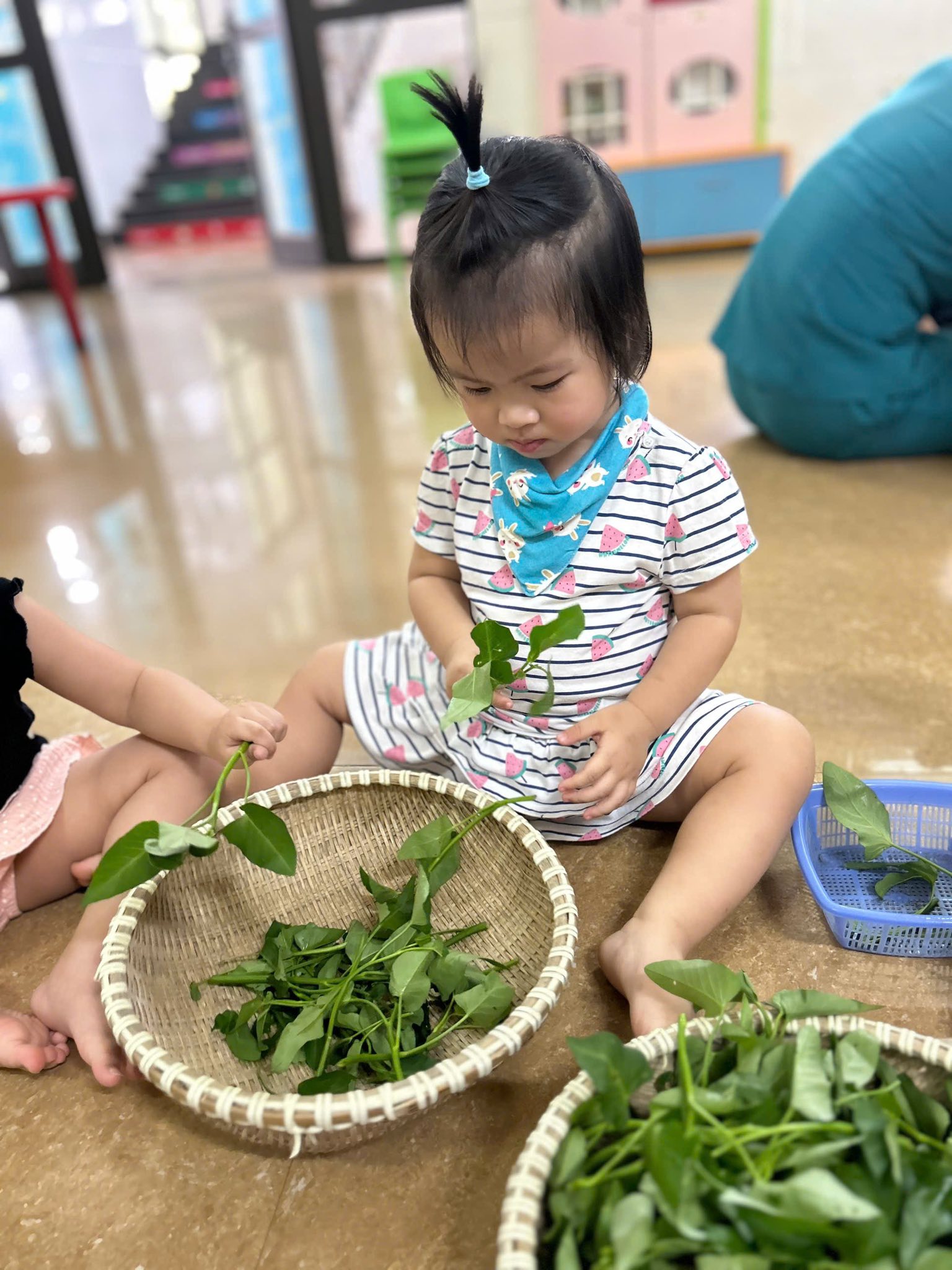 Ở lớp phụ cô , ở nhà phụ mẹ
