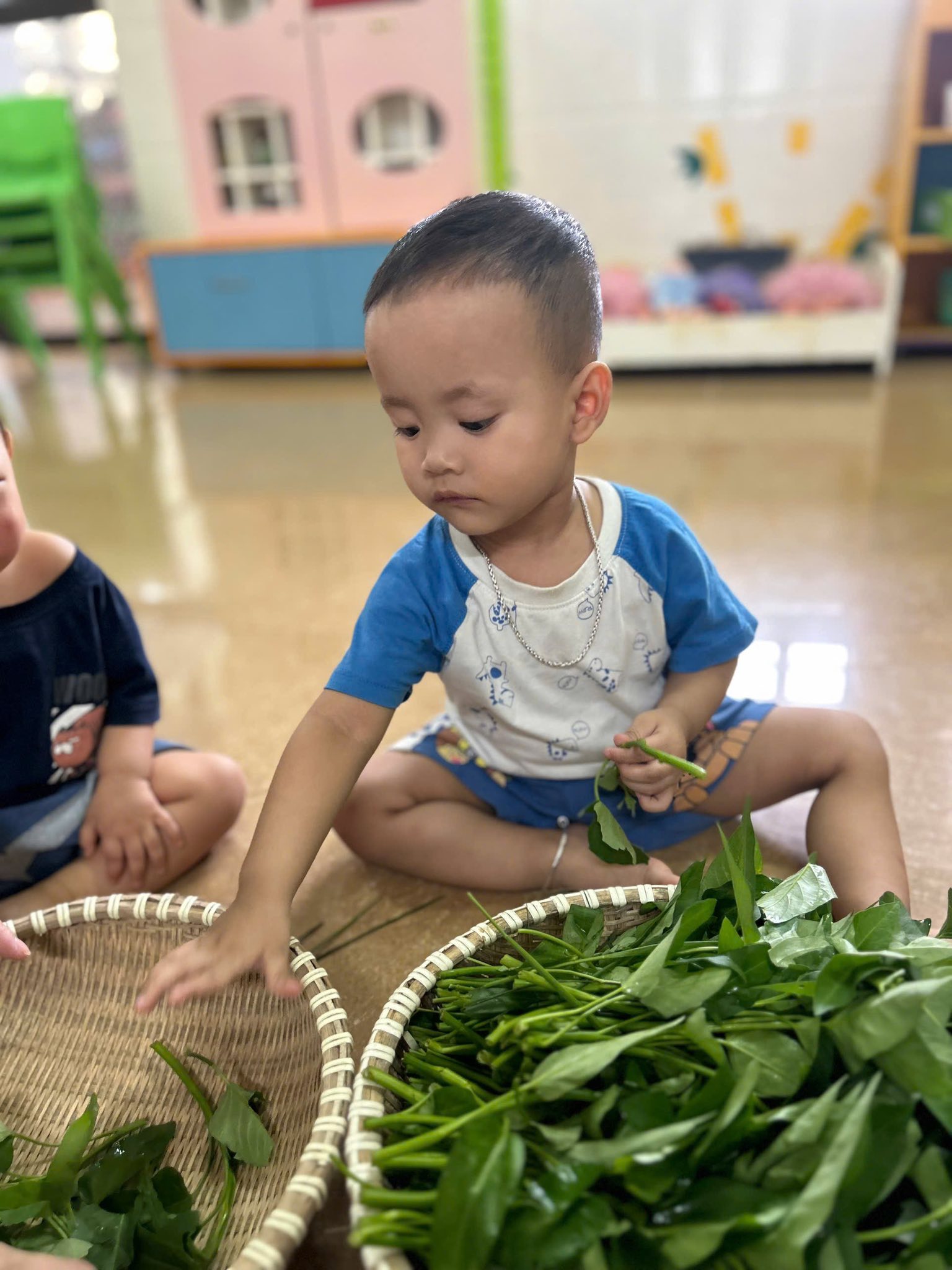 Ở lớp phụ cô , ở nhà phụ mẹ