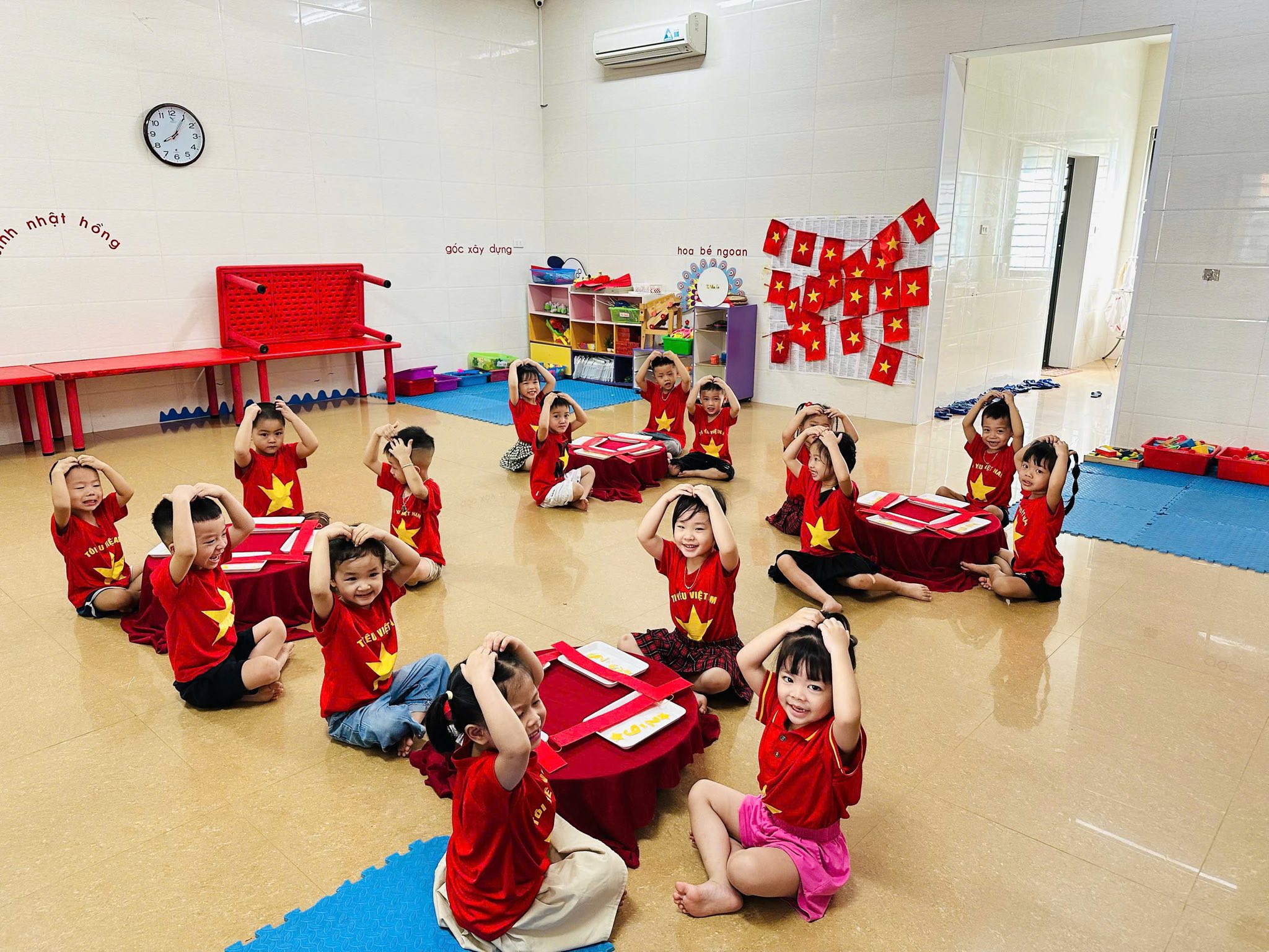 Bé làm băng rôn chào mừng Quốc Khánh 2/9