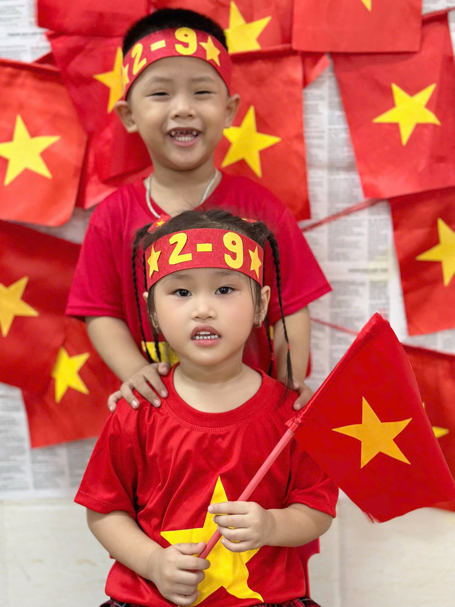 Bé làm băng rôn chào mừng Quốc Khánh 2/9