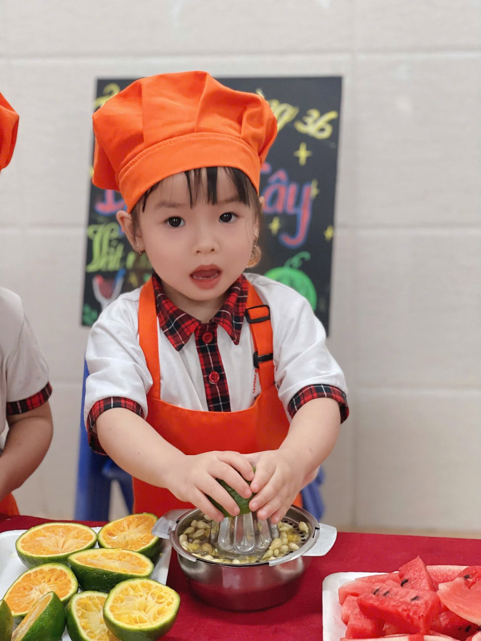 Trải nghiệm &ldquo; &Eacute;p nước tr&aacute;i c&acirc;y v&agrave; Vắt nước Cam &rdquo;